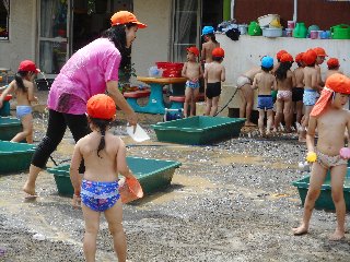 子供  水遊び 裸 ピーチとショコラのわんご飯