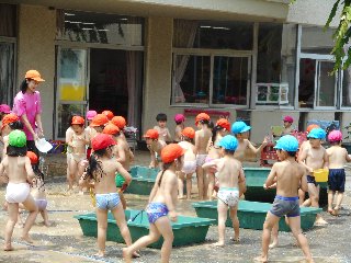 幼稚園　裸　水 