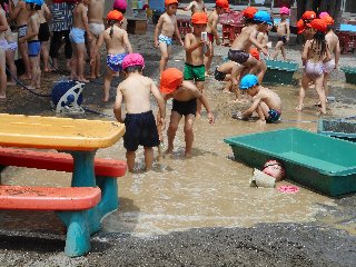 幼稚園　裸　水 