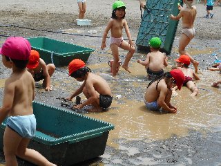 幼稚園　裸　水 PIXTA